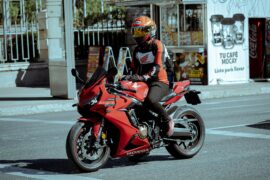 Exploration des Aspects Moteurs, Sécurité et Symbolisme des Voitures et Motos