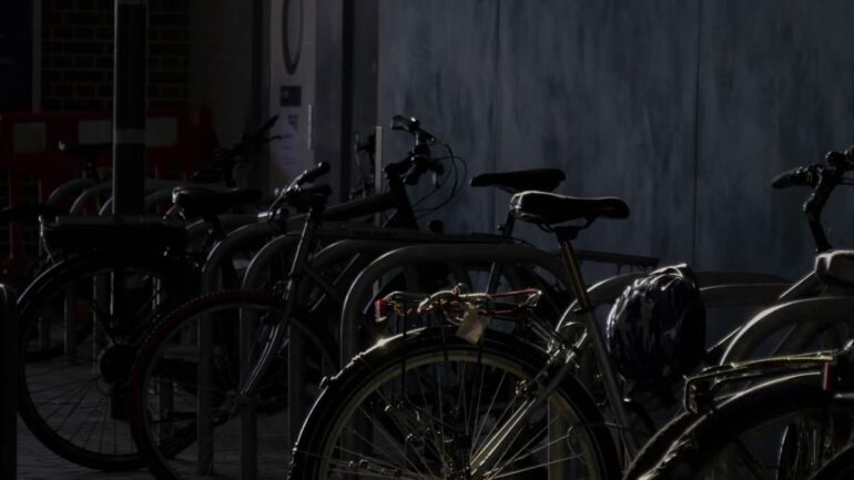 Rouler à vélo urbain : 7 erreurs fatales à éviter en 2026